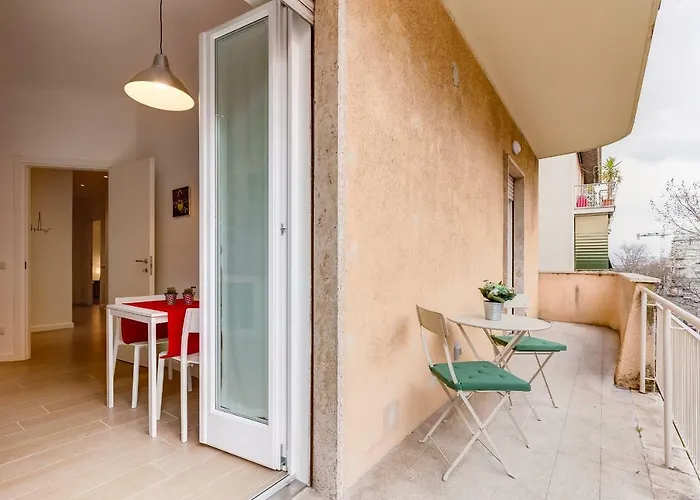 Lovely 3 Close Trastevere Station Apartment