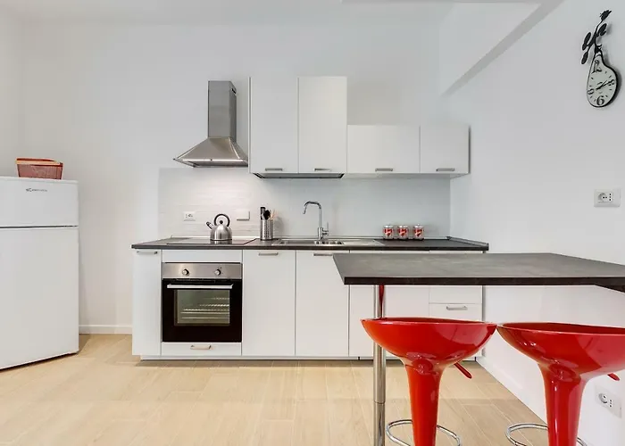 Lovely 3 Close Trastevere Station Apartment